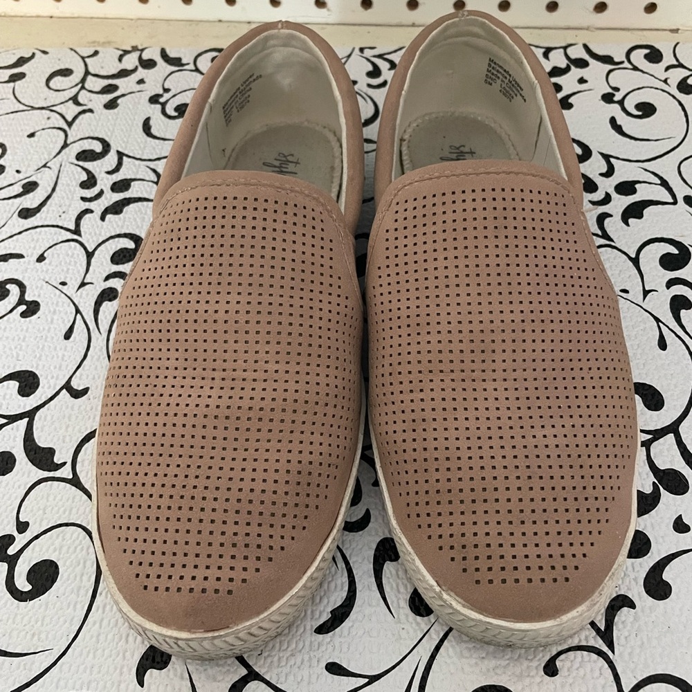 Ladies slip on shoes. Size 5. Pink